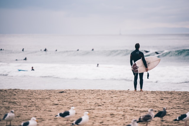 Gracias al surf harás ejercicio en la playa a la vez que aumentas tu resistencia, tonificas tus músculos y mejoras tu equilibrio y coordinación